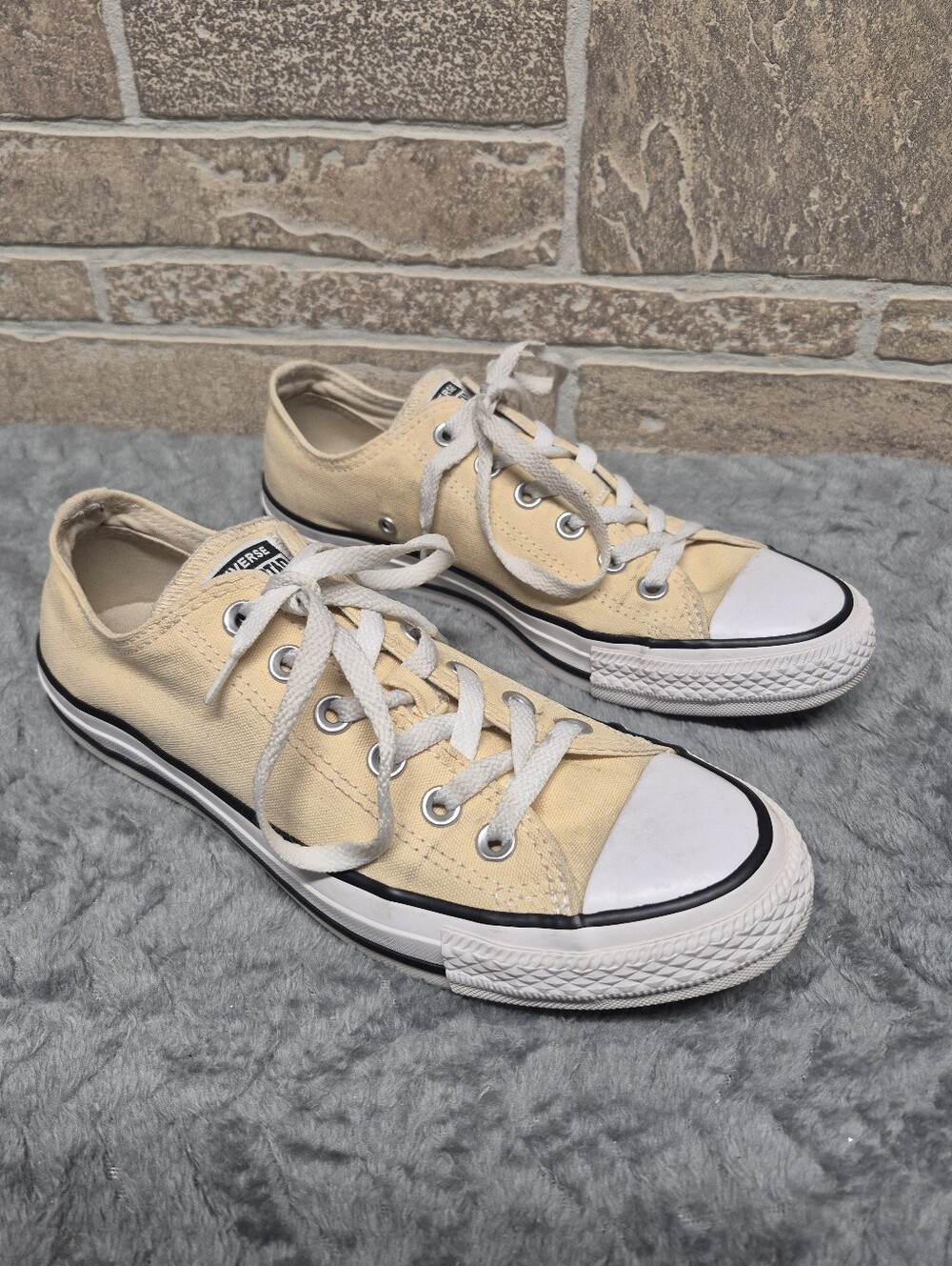 Converse Kids Low Top Canvas Sneakers in Pale Yellow Size 6.5